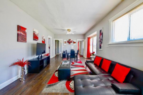 The Ladybug Lounge - Cozy Spacious Home Near Downtown With Parking, Wifi-200Mg & Self Check In